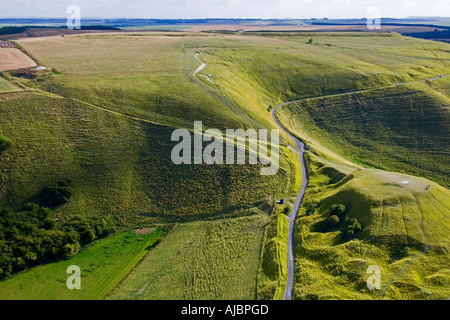 Die alten weißen Pferd Kreidefigur und Dragon Hill in der Nähe von Uffington Oxfordshire-England aus der Luft JMH1710 Stockfoto