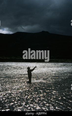 Silhouette von einem Mann Angeln im Fluss Stockfoto