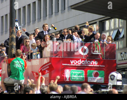 England Asche Feier Busse nähern Trafalgar Square Stockfoto