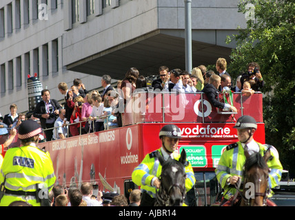 England Asche Feier Busse nähern Trafalgar Square Stockfoto