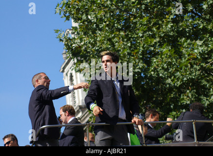 England Asche Feier Busse nähern Trafalgar Square Kevin Pietersen Stockfoto