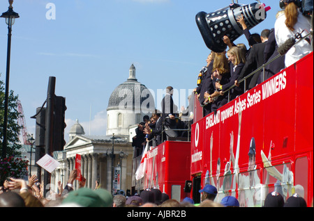 England Asche Feier Busse nähern Trafalgar Square Stockfoto