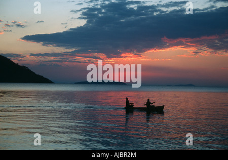 Zwei Personen in einem Einbaum Kanu bei Sonnenuntergang Stockfoto