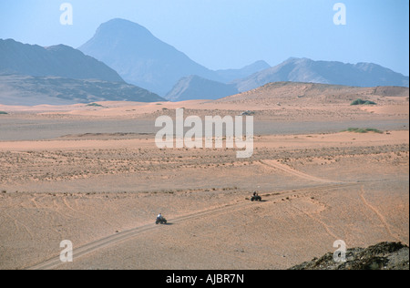 Quad fahren in der Wüste in der Nähe der angolanischen Grenze Stockfoto