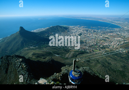 Seilbahn zum Tafelberg - Stadt und Signal Hill unten Stockfoto