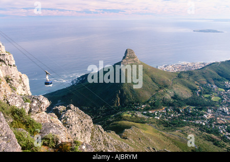 Luftaufnahme des Lions Head und Robben Island Stockfoto