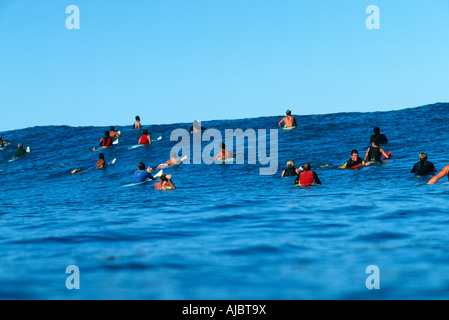 Surfer in den Ozean, die Wellen warten schweben Stockfoto