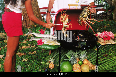 Grillen frisch gefangenen Hummer und Fisch auf Hinterhof Grill oder Barbecue in Französisch-Polynesien Stockfoto