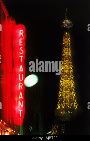 Restaurant auf der Rue Saint-Dominique mit Eiffelturm bei Nacht Stockfoto