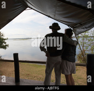 Silhouette der ein älteres Paar, genießen den Blick auf den Sambesi-Fluss Stockfoto