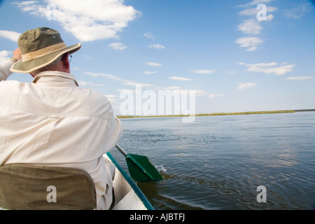 Reifer Mann Rudern in einem Kanu auf dem Sambesi-Fluss - Ansicht von hinten Stockfoto