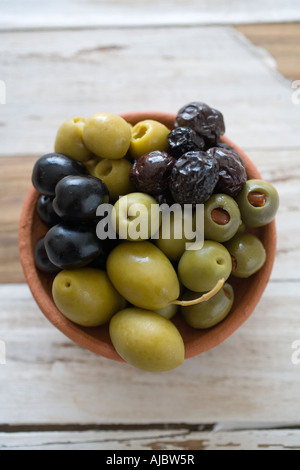 Draufsicht auf grün; Schwarz und Calamata Oliven in einer kleinen Keramikschale Stockfoto