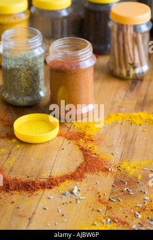 Tabelle mit Gewürz Behälter gefüllt Marsala; Kümmel und Zimtstangen Stockfoto