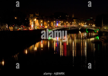 Nachtzeit in Dublin Irland mit der Hapenny-Brücke über den Fluss liffey Stockfoto