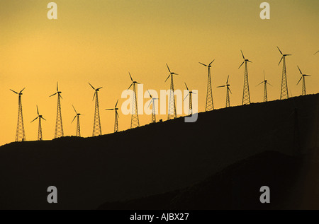 Windkraftanlagen in den Abend Licht, Spanien, Andalusien Stockfoto