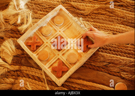 Tic Tac Toe aus Holz-Spielbrett Stockfoto