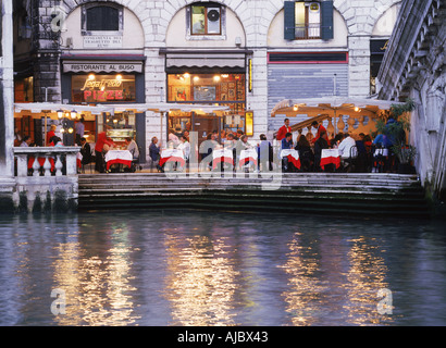 Cafe Restaurant am Canal Grande in der Nähe von Rialto-Brücke bei Nacht Venedig Stockfoto