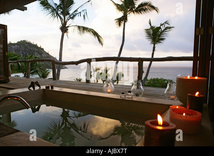 Badewanne im Freien mit Blick auf den Ozean Stockfoto