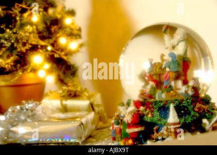 Weihnachtsbaum mit Lichterketten und eine Schneekugel Weihnachten Stockfoto