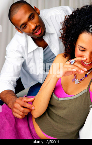 Junge afrikanische paar - lachende Frau Stockfoto