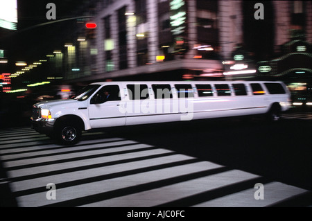 4 x 4 weiße Stretchlimousine in Times Square in New York City. USA Stockfoto