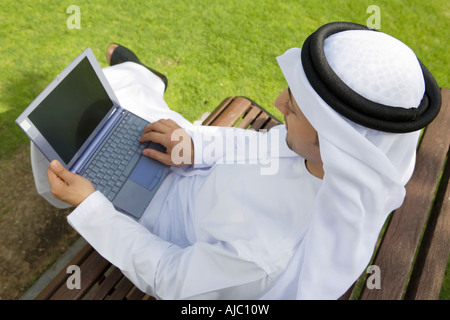 Arabische Mann auf Laptopcomputer arbeiten auf Bank im Park, High Angle View Stockfoto