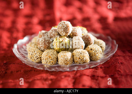 Arabische Süßigkeiten auf Orange Tischdecke Stockfoto