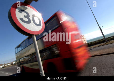 Ein roter Doppeldecker-Bus betritt eine 30 km/h-Zone in der Küstenstadt Stadt Peacehaven Stockfoto