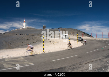 Auf dem Weg nach unten vom Gipfel des Mt Ventoux, Frankreich Stockfoto