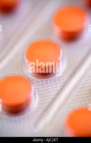 Extreme Nahaufnahme von einem Blatt Orange Tabletten Stockfoto