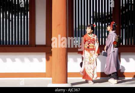 Junge japanische Frauen gekleidet in Kimonos in Yakushiji Tempel Nara für Silvester s Japan Stockfoto