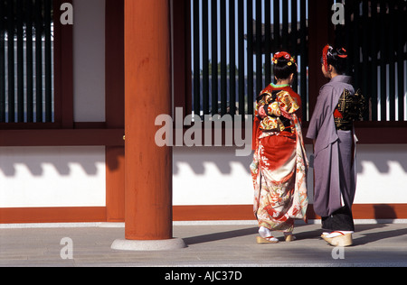 Junge japanische Frauen gekleidet in Kimonos in Yakushiji Tempel Nara für Silvester s Japan Stockfoto