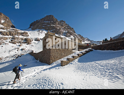 Frau im Schnee bis Toubkal Schutzhütte Wandern Stockfoto