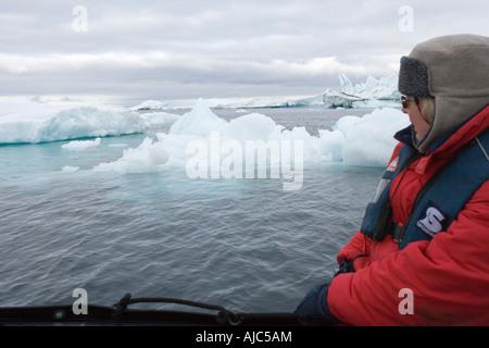 Tourist in ein Zodiac Anzeigen von Eis bedeckt Küste Stockfoto