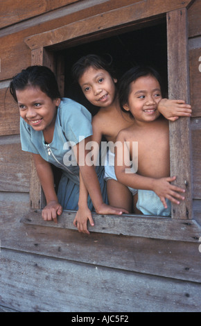 Blick aus dem Fenster ihrer hölzernen Heimat San Sebastian Retalhuleu Guatemala warten auf die Prozession Schwestern Stockfoto