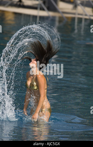 junge Frau im Schwimmbad Stockfoto