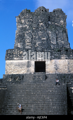 Tempel II Tempel der Masken die Schritte, die im Jahr 1968 umgebaut werden können kletterte 38m hoch die große Plaza Tikal Guatemala Stockfoto