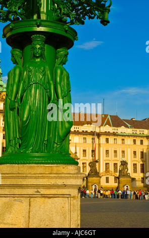 Hradcanske Namesti Platz mit Toren zur Prager Burg Hradschin zentrale Prag Tschechische Republik EU Stockfoto