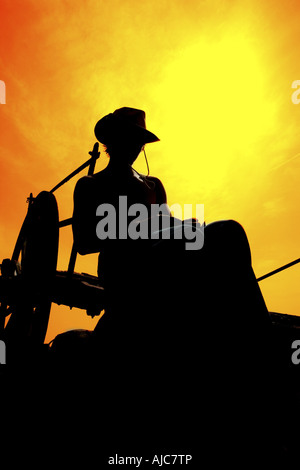 Silhouette der ein Cowgirl auf Schlitten sitzend Stockfoto