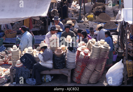 Hut-Anbieter in San Francisco El Alto Markt der größte Markt in Guatemala ein überwiegend Maya Affäre Stockfoto