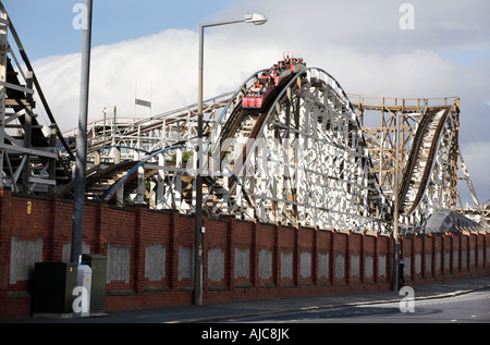 Eine Achterbahn in Blackpool Pleasure Beach, Großbritannien, von einer Seitenstraße gesehen Stockfoto