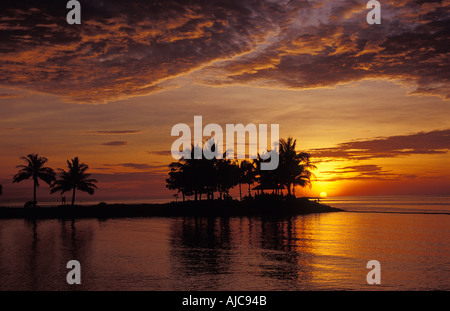 Shangri La s Tanjung Aru Resort befindet sich in Kota Kinabalu Sonnenuntergang Blick auf das Südchinesische Meer Malaysia Stockfoto