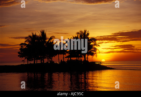 Shangri La s Tanjung Aru Resort befindet sich in Kota Kinabalu Sonnenuntergang Blick auf das Südchinesische Meer Malaysia Stockfoto