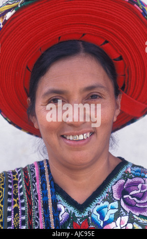 Tzutujil Maya-Frau aus Santiago Atitlan Guatemala in der markanten tribal Kostüm ihrer Gemeinschaft Stockfoto