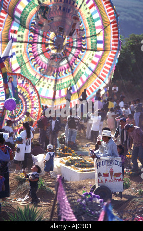 Die Maya Guatemala Stadt von Santiago Sacatepequez kennzeichnet All Saints Day Feierlichkeiten mit einem riesigen Drachenfestival 1. Nov. Stockfoto
