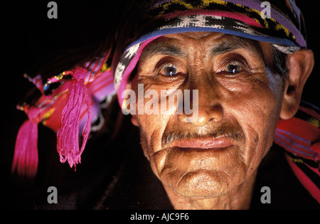 Religiöse Maya elder trägt eine gewebte Headcloh Symbol seiner Autorität Santiago Atitlan, Guatemala Stockfoto