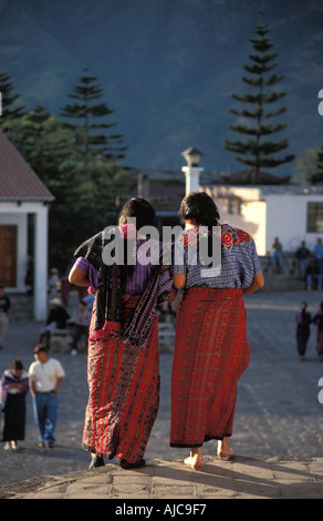 Maya Frauen aus Santiago Atitlan verlassen Kirche, die helle Röcke und Sumptuosly dekoriert Blusen Huipiles Guatemala Stockfoto