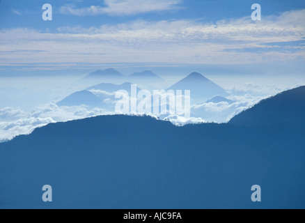 Blick auf den Atitlan Toliman und San Pedro Vulkane Agua jenseits vom Gipfel des Vulkans Santa Maria Guatemala Stockfoto