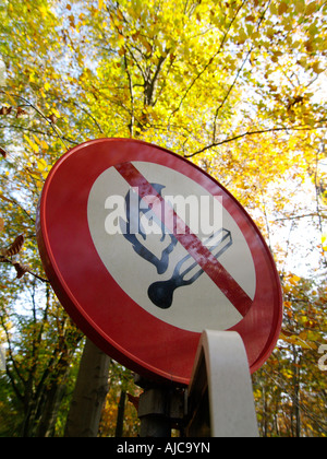 Kein Feuer erlaubt Zeichen im Wald Wald in Wouwse Plantage Noord Brabant den Niederlanden Stockfoto