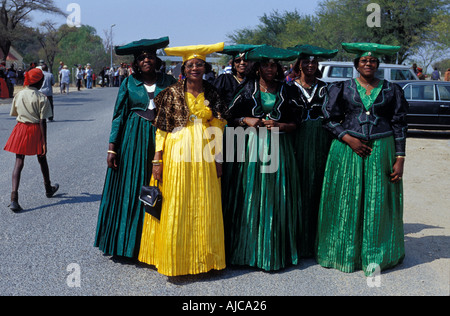 Herero-Frauen tragen traditionelle Kleidung in einer Prozession für die Ma Herero Day Parade August Okahandja Namibia Stockfoto